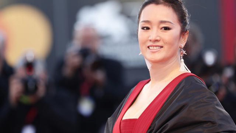 巩俐鲁豫戛纳红毯牵手低语，两大女神惊喜同框互动